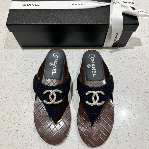 Chanel tweed thong with large CC detail - Picture 1 of 10